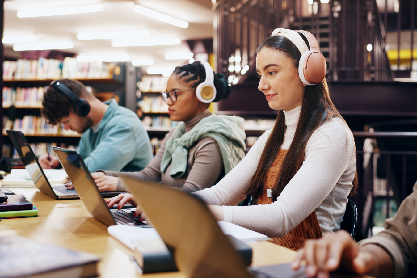 Étudiants révisant leurs cours de médecine pour réussir le PASS LAS Bordeaux